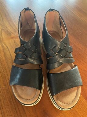 Salvia Women's Black Platform Sandals